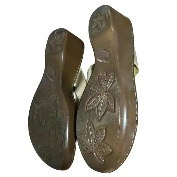 Born Gold Leather Floral Wedge Thong Sandal Women's Size 10 US 42 EU Very Nice - Picture 11 of 12